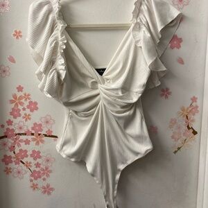 Lulu’s Ivory Ribbed Ruffle Sleeve Bodysuit – Twisted Front V‑Neck – Size Large